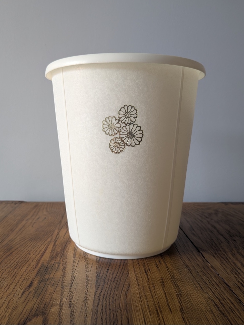 Vintage Rubbermaid White Gold Daisy Flower Trash Can Wastebasket  - 2940